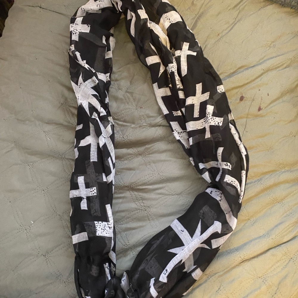 Cross patterned scarf